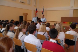 Сотрудники полиции провели правовой урок со старшеклассниками школы №2 поселка Ленино