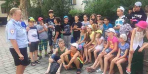 Сотрудники полиции Ленинского района рассказывают юным отдыхающим о вреде наркотических средств