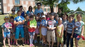 В Ленинском районе сотрудники ГИБДД в игровой форме учат маленьких отдыхающих Правилам дорожного движения