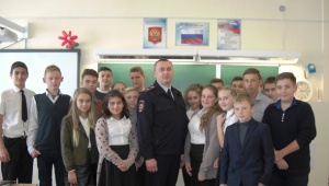 В Ленинском районе полицейские приняли участие в правовом уроке для школьников «Я и Закон»