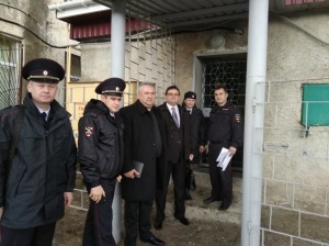 В полиции Ленинского района члены Общественного совета проверили изолятор временного содержания