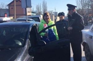 В Ленинском районе дорожные полицейские провели ежегодную акцию «Цветы для автоледи!»