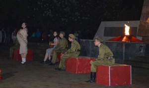 В пгт Ленино состоялись факельное шествие и театрализованный митинг-реквием «Нетленна память за ратный подвиг»