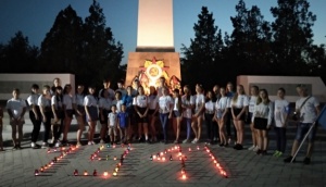 В пгт Ленино у «Обелиска Славы» прошла акция «Зажги свечу памяти»