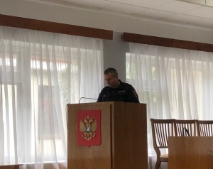 Полицейские систематически проводят профилактические встречи в трудовых коллективах