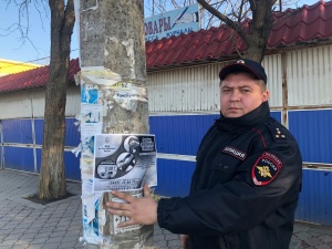 В Ленинском районе участковые уполномоченные полиции раздали антинаркотические листовки