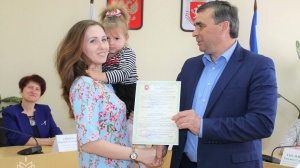 Министр сельского хозяйства Республики Крым вручил молодым специалистам Ленинского района свидетельства на приобретение жилья в сельской местности