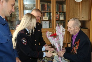 Правоохранители и общественники Ленинского района поздравили ветеранов Великой Отечественной Войны