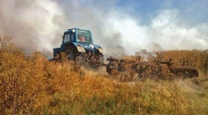 Cпасатели три с половиной часа тушили сухостой в Ленинском районе