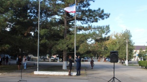 В посёлке Ленино состоялся торжественный митинг, посвященный Дню Государственного герба и Государственного флага Республики Крым