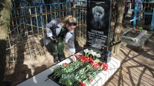 В селе Калиновка Ленинского района состоялось открытие надгробного памятного знака в честь помощницы медицинской сестры Топчий Надежды Васильевны