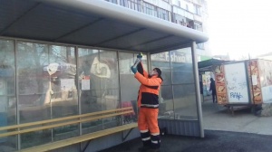 В Ленинском районе начали санобработку остановочных павильонов для предотвращения распространения коронавируса