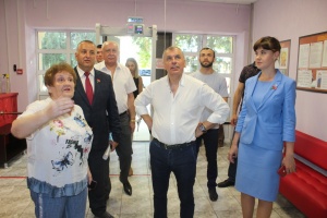 Председатель Государственного Совета Республики Крым Владимир Константинов посетил Ленинский район в преддверии голосования по поправкам в Конституцию