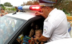 Инспекторы ГИБДД рассказали молодежи Щелкино, как интересно быть полицейским