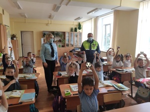 СОТРУДНИКИ ГОСАВТОИНСПЕКЦИИ НАПОМНИЛИ ШКОЛЬНИКАМ О БЕЗОПАСНОСТИ ДОРОЖНОГО ДВИЖЕНИЯ