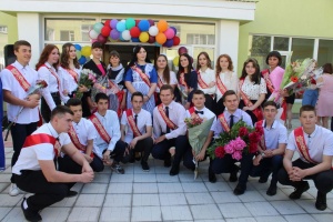 Глава Администрации Ленинского района Екатерина Юровских приняла участие в торжественной линейке, посвященной празднику «Последний звонок»