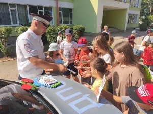 В ДЕНЬ СВЕТОФОРА СОТРУДНИКИ ГОСАВТОИНСПЕКЦИИ ЛЕНИНСКОГО РАЙОНА НАПОМНИЛИ ДЕТЯМ О ДОРОЖНОЙ БЕЗОПАСНОСТИ