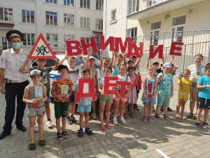 Сотрудники ГИБДД вместе со школьниками организовали красочный флешмоб «Внимание – дети!»