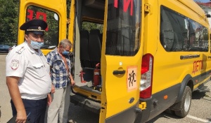 Сотрудники Госавтоинспекции перед началом учебного года проводят проверки технического состояния школьных автобусов
