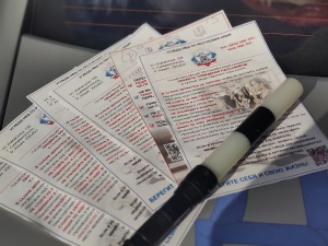 Сотрудники Госавтоинспекции Ленинского района разместили в автобусах тематические листовки