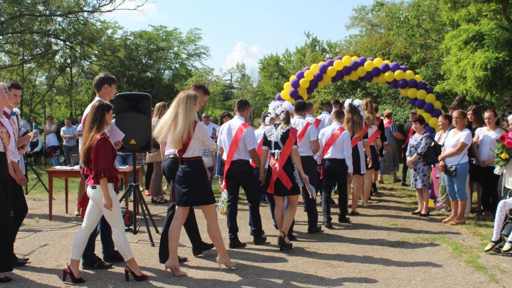 Светлана Иванова приняла участие в торжественной линейке, посвященной празднику «Последний звонок»