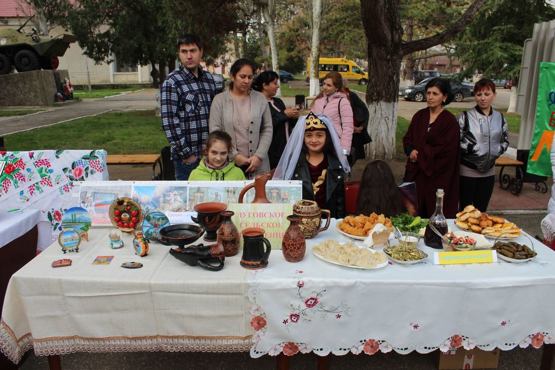 На площади РДК «Горизонт» посёлка Ленино состоялось торжественное собрание и праздничный концерт, посвященные Дню народного единства