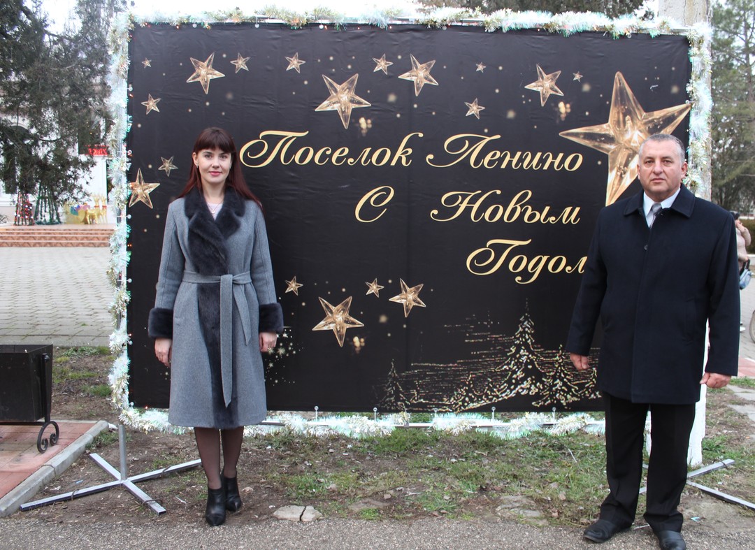 Главная Ёлка Ленинского района открылась сегодня праздничным мероприятием для детей и взрослых