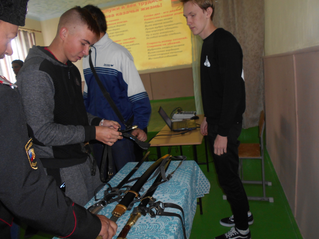 В Ленинской районной библиотеке прошла встреча с Атаманом Ленинского отдела Общероссийской Общесоюзной организации Союза казаков Крымского казачьего войска