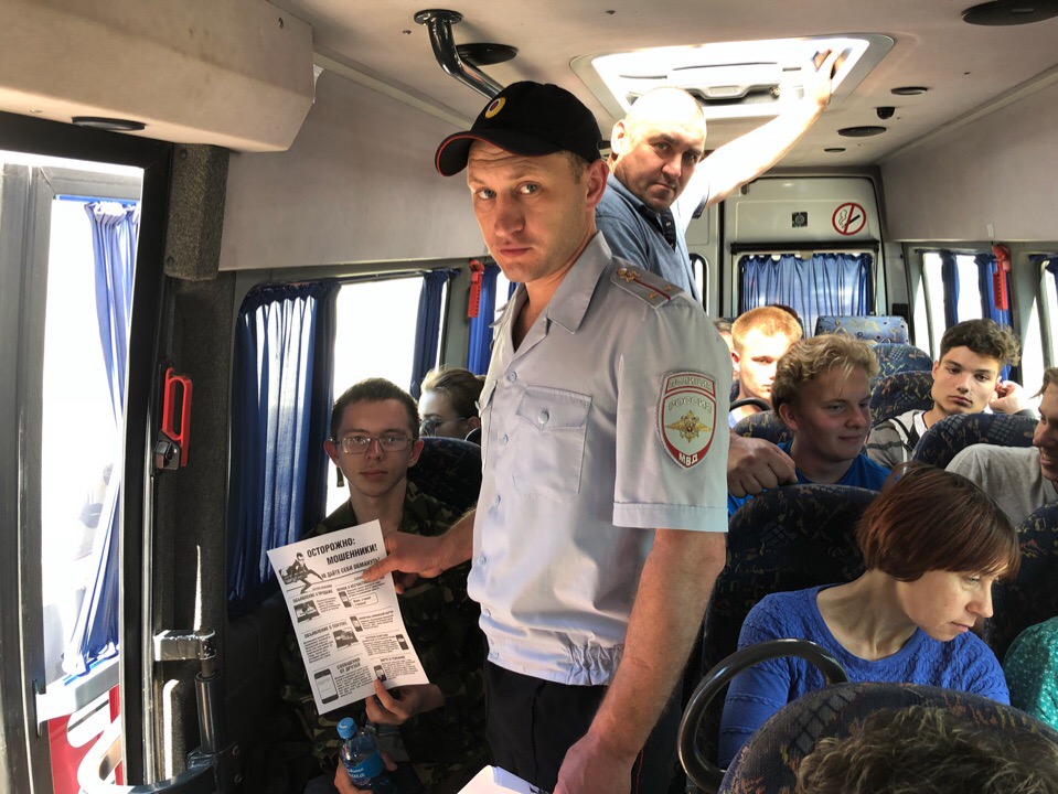 Сотрудники полиции Ленинского района проконсультировали жителей о том, как не стать жертвой мошенников 