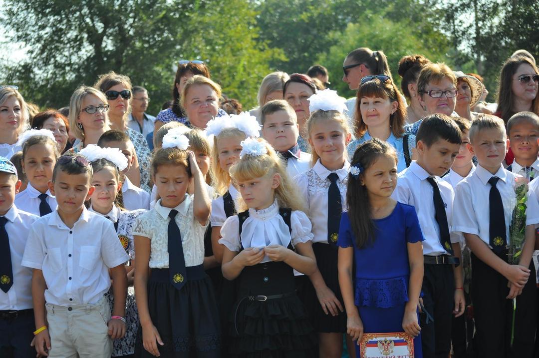 В общеобразовательных учреждениях Ленинского района прошли торжественные линейки, посвященные началу нового учебного года