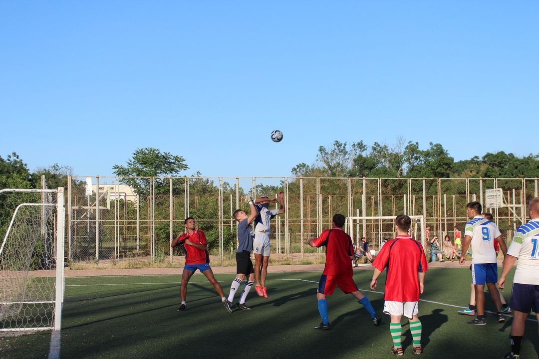 В рамках празднования Дня молодежи состоялись товарищеские матчи по футболу «Доверяй, играя!»