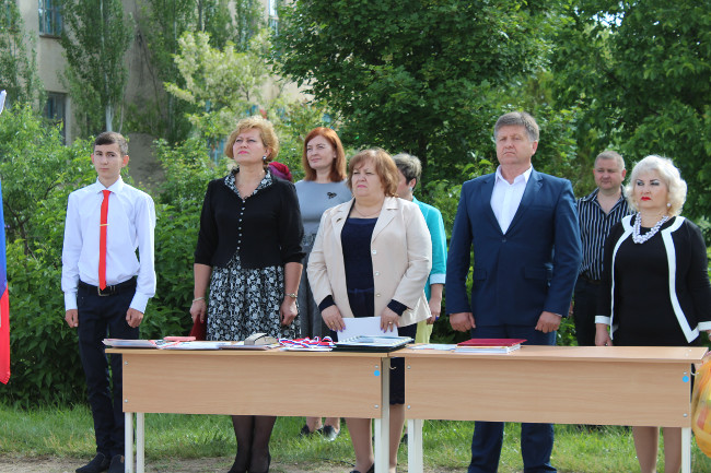 Александр Мачусский принял участие в торжественной линейке, посвященной празднику «Последний звонок»