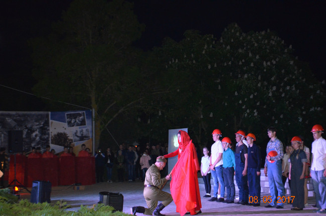 В пгт Ленино состоялись факельное шествие и митинг-реквием «Живые!Помните об этом!»