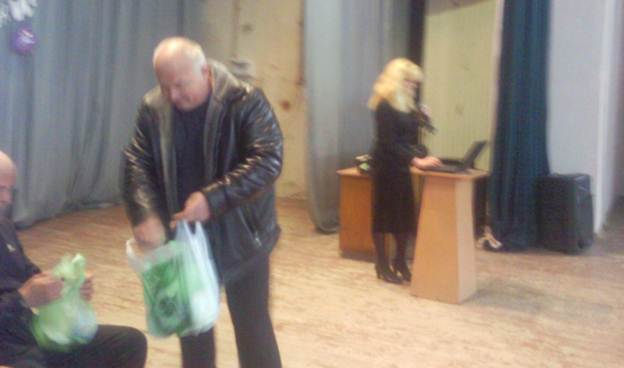  Глава поселения Ларин Михаил Владимирович вручает памятные подарки.