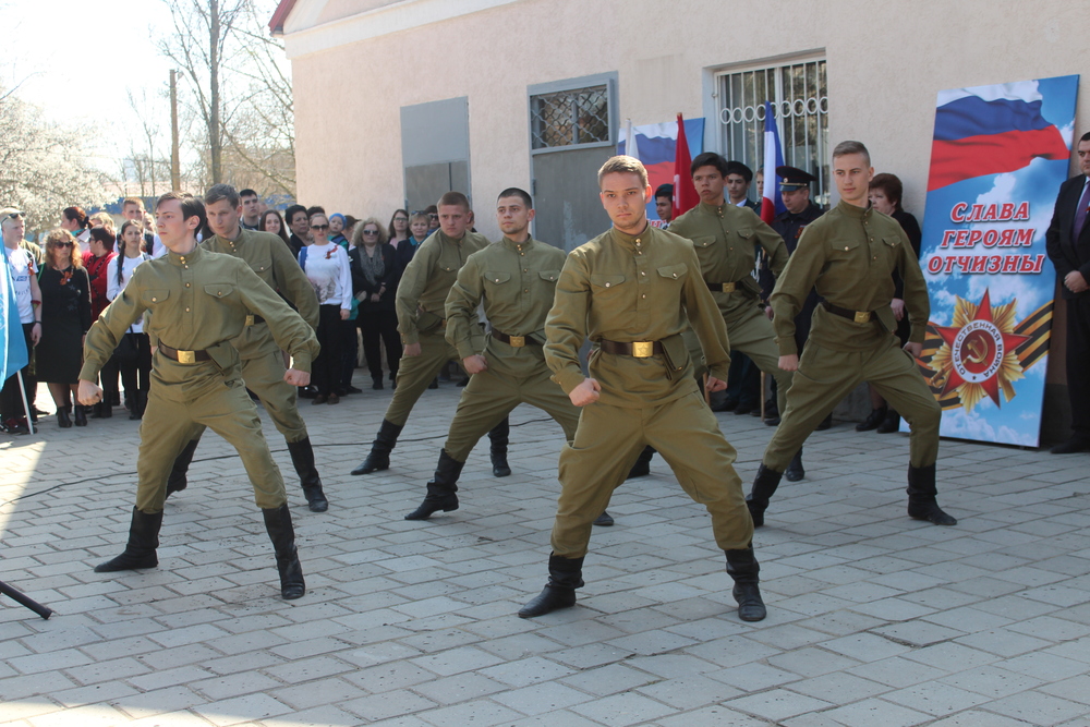 На привокзальной площади станции «Семь Колодезей» состоялись торжественные мероприятия, посвященные 74-й годовщине освобождения Крыма от фашистских захватчиков