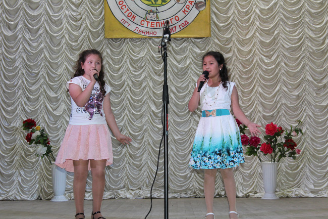 В РДК «Горизонт» прошел районный вокальный смотр-конкурс для детей и юношества «Росток степного края»