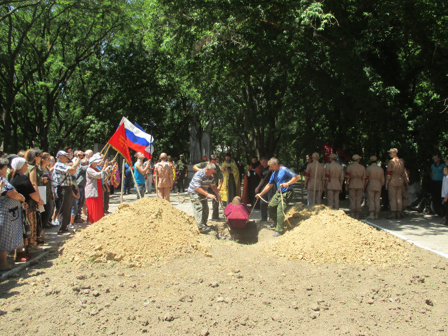 В селе Ленинское Ленинского района состоялось торжественное перезахоронение останков советских воинов В селе Ленинское Ленинского района состоялось торжественное перезахоронение останков советских воинов