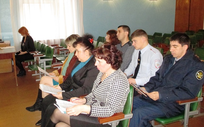 В Администрации Ленинского района состоялось заседание комиссии по делам несовершеннолетних и защите их прав