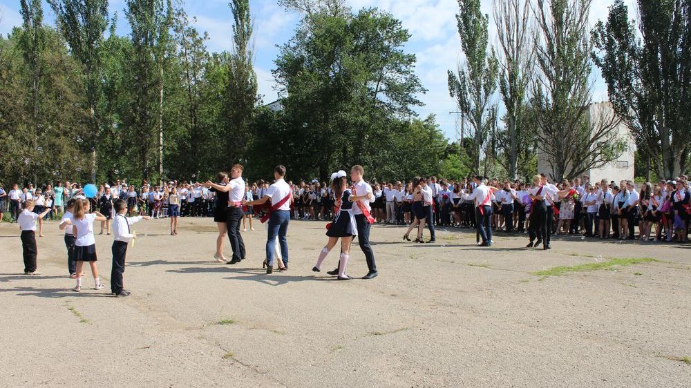 Светлана Иванова приняла участие в торжественной линейке, посвященной празднику «Последний звонок»