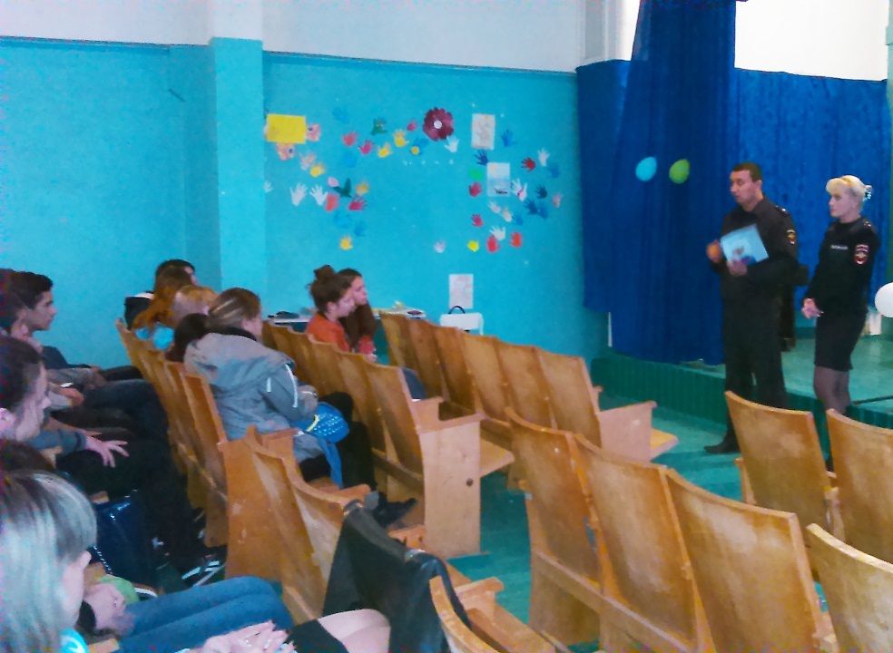 В Ленинском районе правоохранители проводят в школах занятия в рамках акции «Готовимся к сдаче норм ГТО вместе с полицейским»