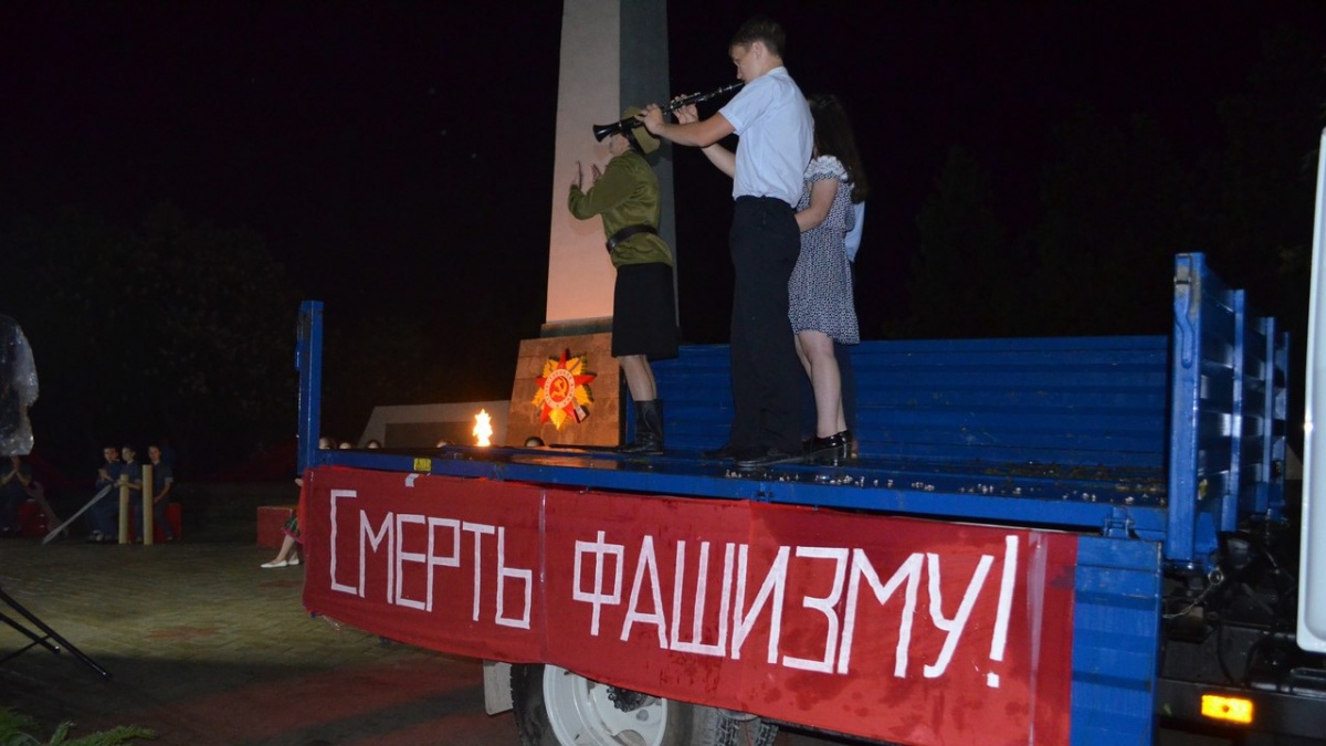 пгт Ленино состоялись факельное шествие и театрализованный митинг-реквием «Нетленна память за ратный подвиг»