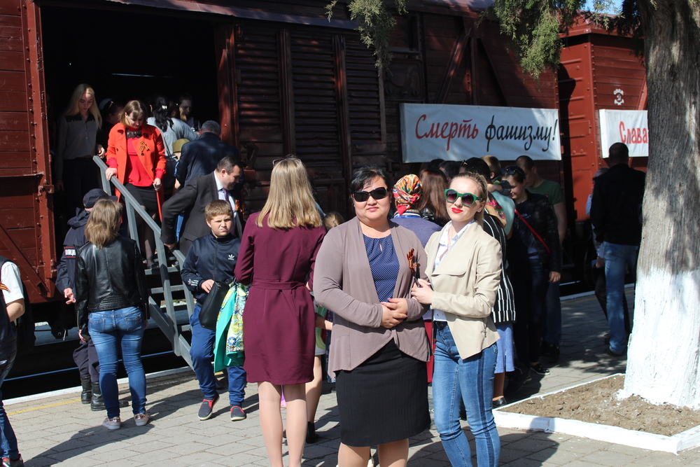 На привокзальной площади станции «Семь Колодезей» состоялись торжественные мероприятия, посвященные 74-й годовщине освобождения Крыма от фашистских захватчиков