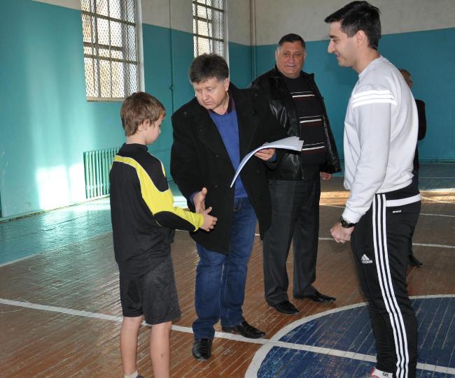 5 декабря 2015 года стартовало Зимнее первенство Ленинского района по мини-футболу среди детей