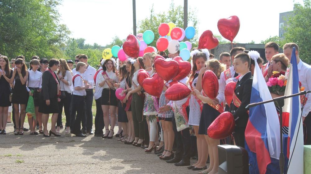 Светлана Иванова приняла участие в торжественной линейке, посвященной празднику «Последний звонок»