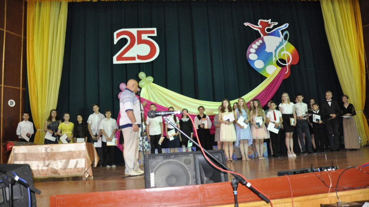 Во Дворце культуры «Арабат» г. Щелкино состоялся отчетный концерт, преподавателей и учащихся детской школы искусств