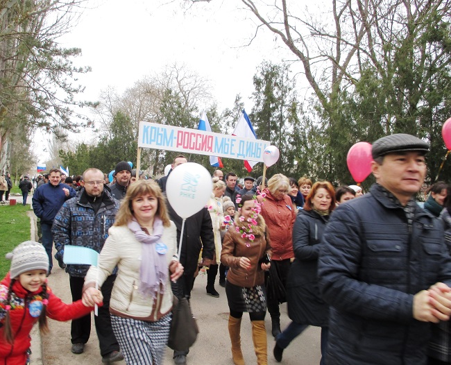 В пгт Ленино состоялись праздничное шествие и торжественный митинг, посвященные Дню воссоединения Крыма с Россией