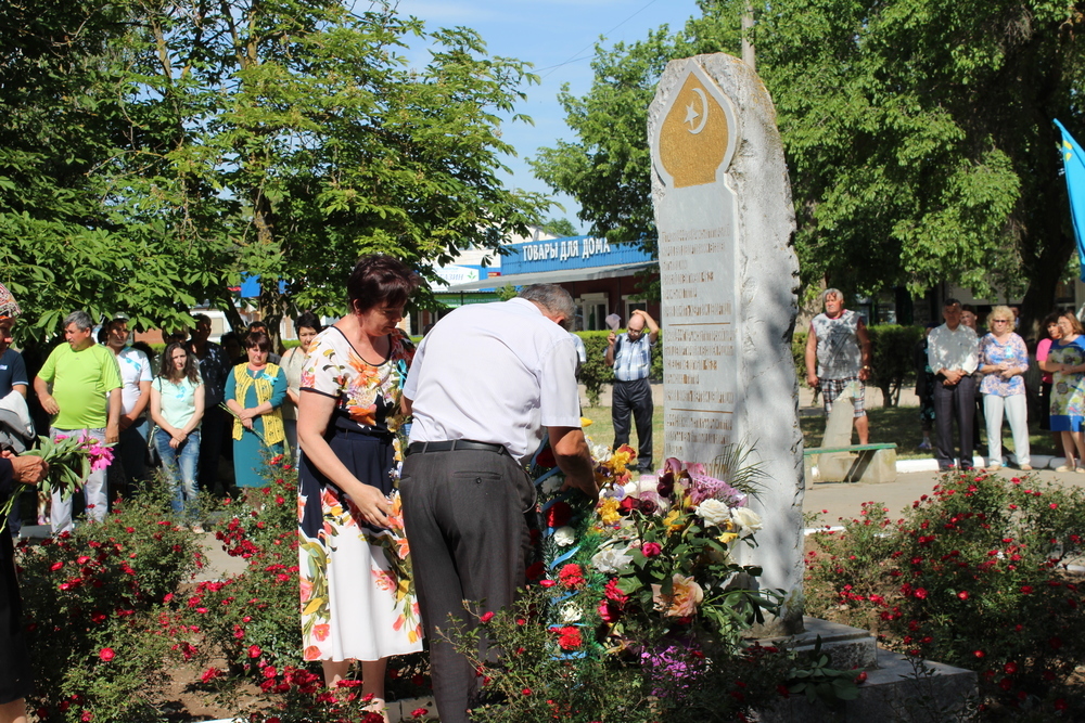 В Ленинском районе состоялось траурное собрание и возложение цветов, приуроченное ко Дню памяти жертв депортации народов из Крыма