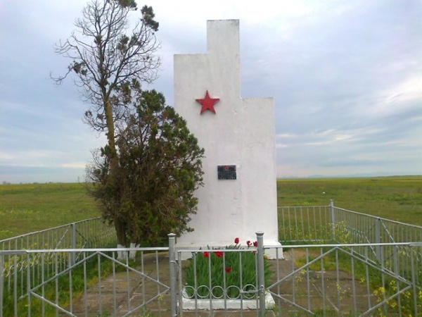 Памятник на месте братской могилы у крепости "Арабат"