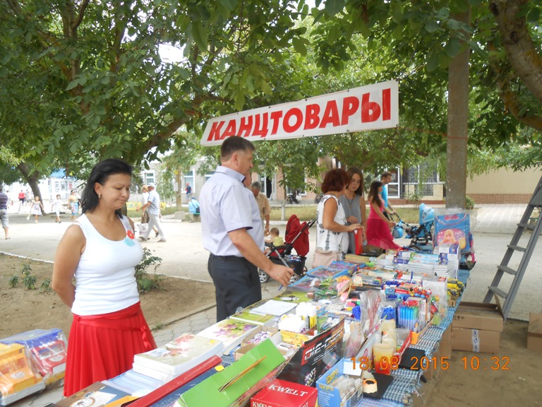 Глава Администрации посетил школьный базар в пгт Ленино