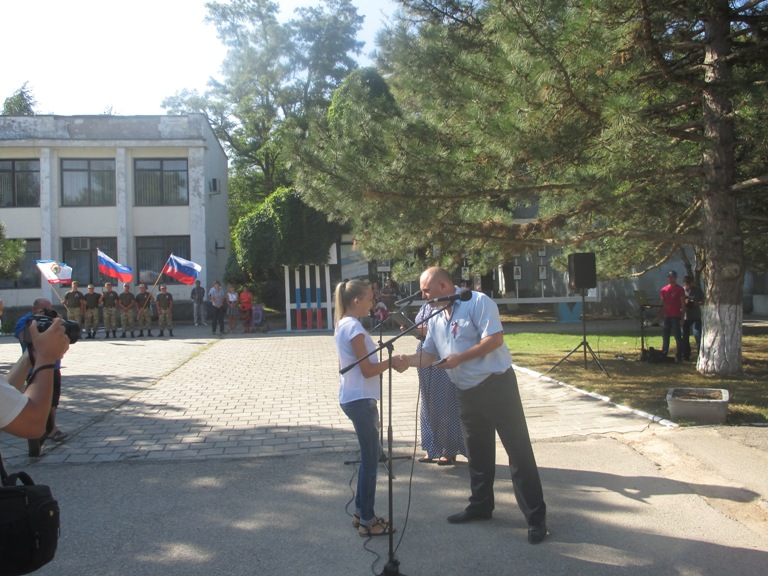 Торжественная церемония поднятия Государственного флага Российской Федерации в пгт Ленино